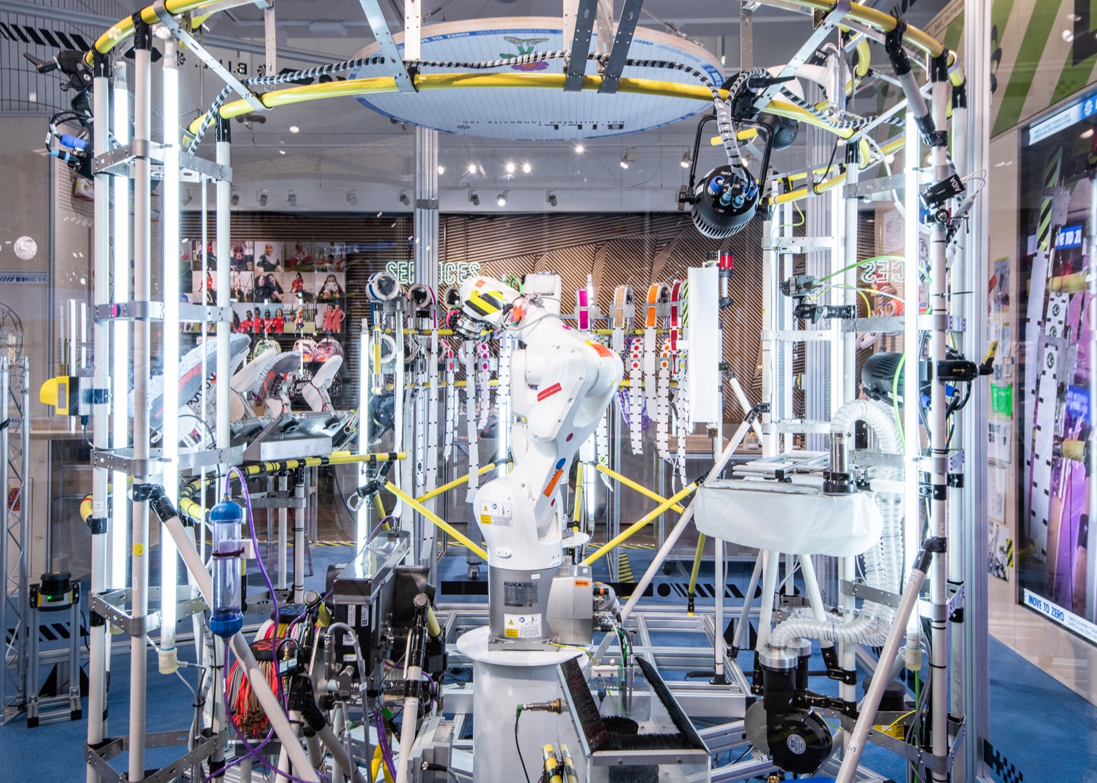 Nike B.I.L.L. robotic in-store installation